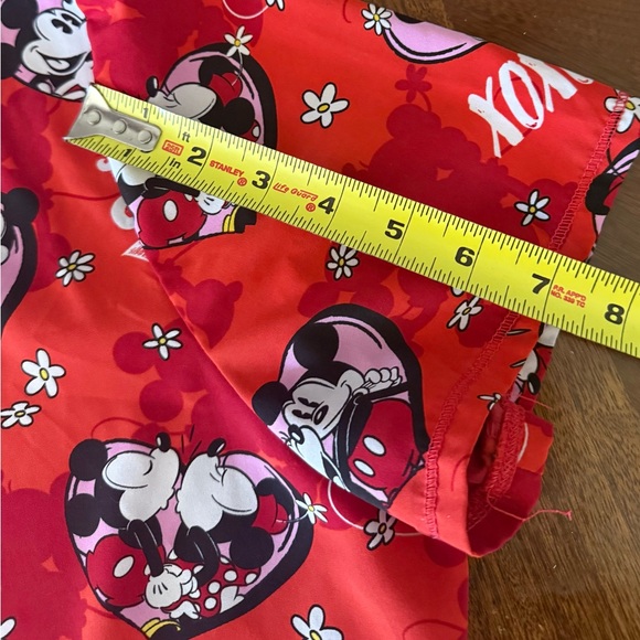 Disney Minnie Mickey Valentine Scrub Top L Red Love XOXO Nurse - Picture 8 of 11